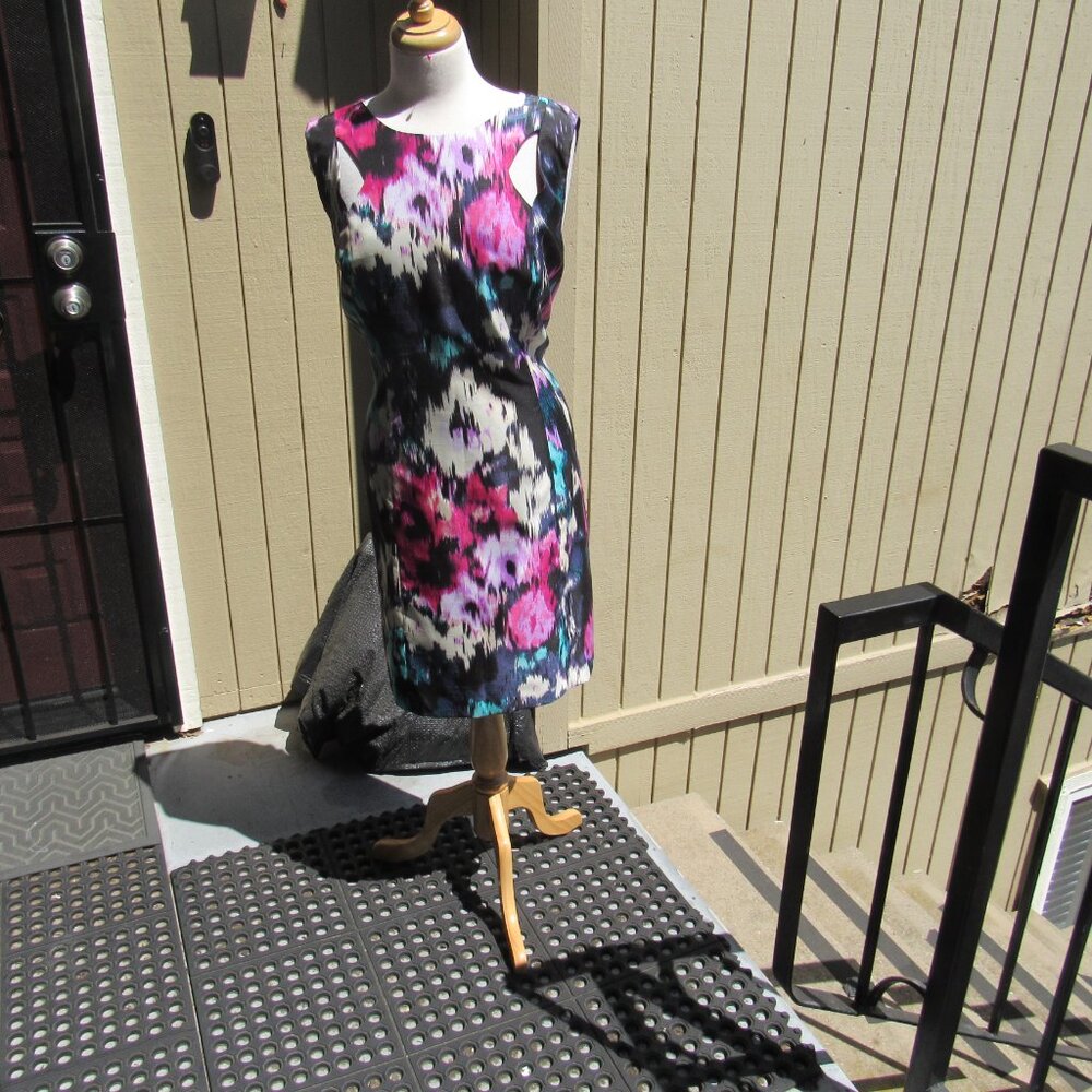 #165  NEW WOMEN'S ABSTRACT DRESS BY TAHARI  (SIZE 16US)